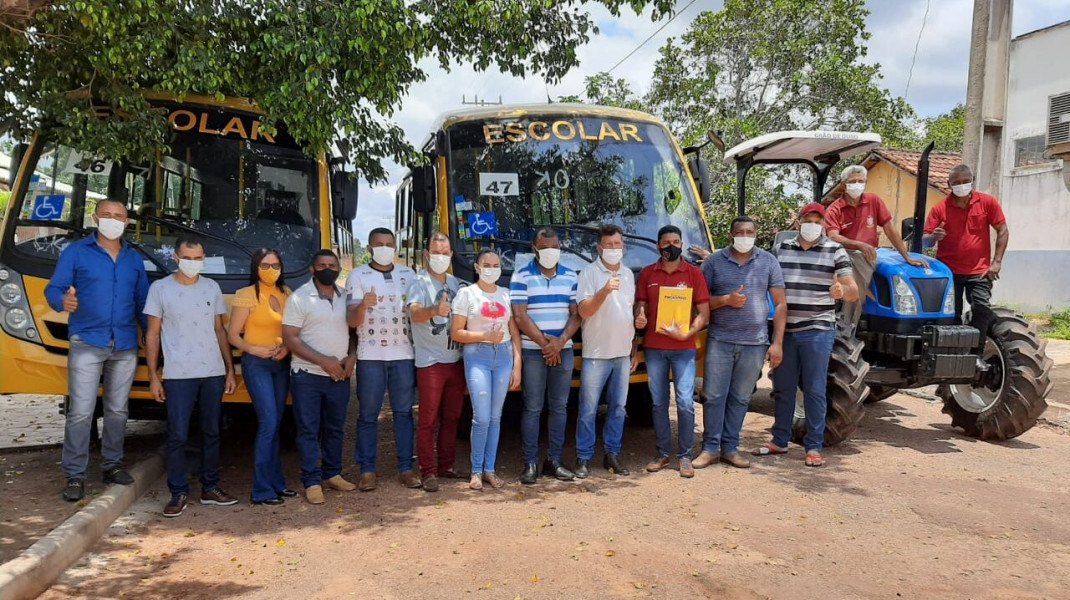 Prefeito Landro Soares faz entregas de ônibus escolares e trator.